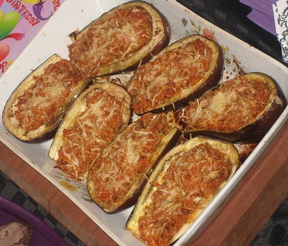 Баклажаны в томатном соусе, фаршированные ризотто
