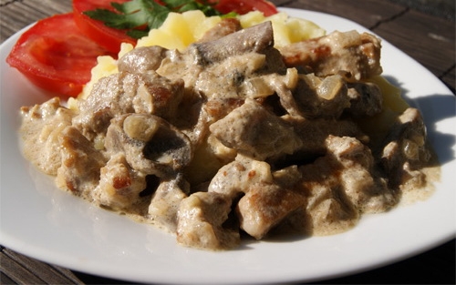 Свинина с грибами в сметанном соусе