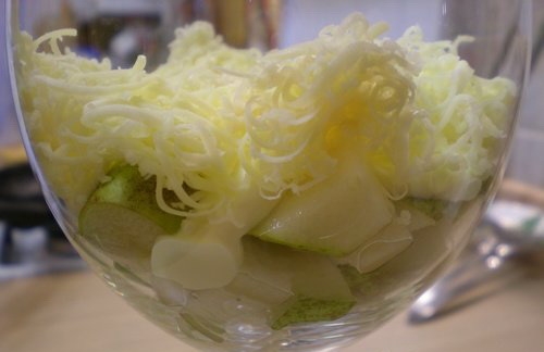Салат с грушами и сыром для кормящей мамы