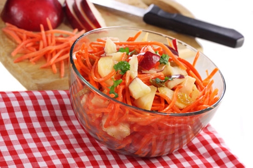 Салат из моркови и яблока для кормящей мамы