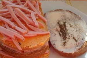 Полосатый бутерброд с сыром и колбасой
