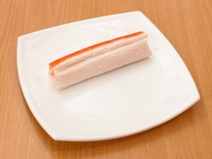 Рулетики из крабовых палочек с сыром и чесноком