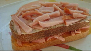 Полосатый бутерброд с сыром и колбасой
