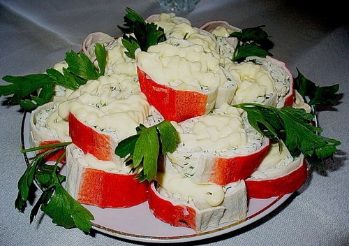 Рулетики из крабовых палочек с сыром и чесноком