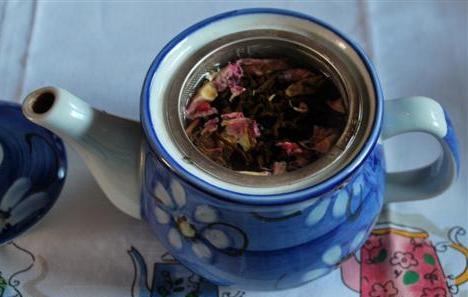 Чай с лепестками роз и мятой