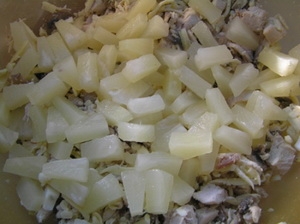 Салат из ананаса и консервированной рыбы