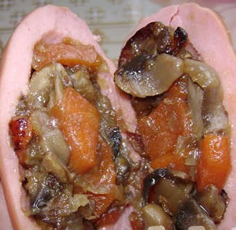Сардельки, фаршированные сыром и грибами