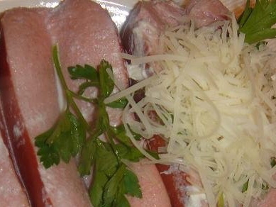 Фаршированные сардельки с грибным соусом