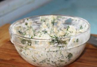 Сардельки, фаршированные сыром в беконе