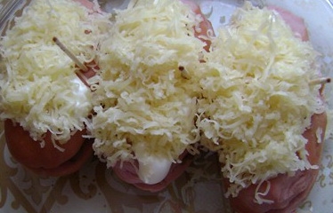 Сардельки, фаршированные сыром и грибами