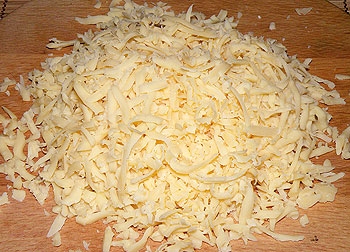 Сардельки, фаршированные сыром в беконе