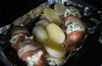 Сардельки, фаршированные сыром в беконе