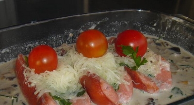 Фаршированные сардельки с грибным соусом