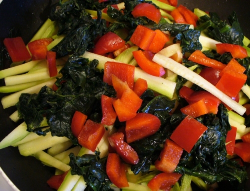 Горячий салат из креветок и овощей