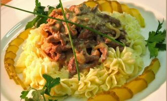 Бефстроганов с грибами: классический рецепт
