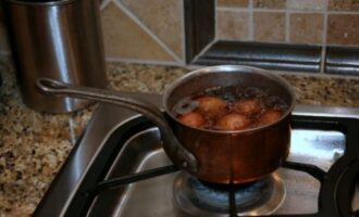 Каре ягненка в грецких орехах с клюквенным соусом