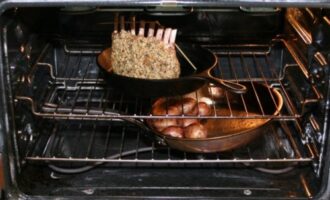 Каре ягненка в грецких орехах с клюквенным соусом