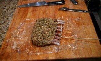 Каре ягненка в грецких орехах с клюквенным соусом