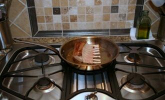 Каре ягненка в грецких орехах с клюквенным соусом