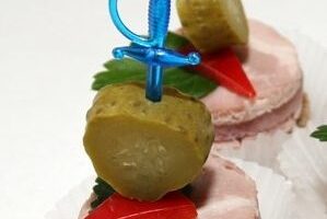 Канапе с бужениной и ветчиной