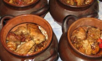 Перловка в горшочках с овощами и свининой