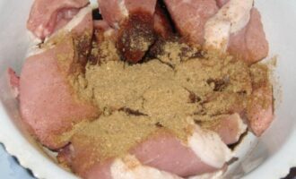 Перловка в горшочках с овощами и свининой