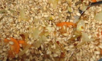 Перловка в горшочках с овощами и свининой