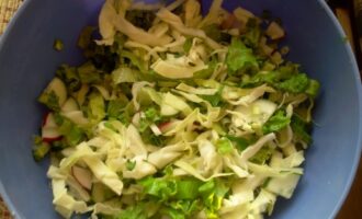 Салат с чесночными гренками