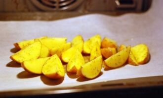 Картошка с чесночным соусом