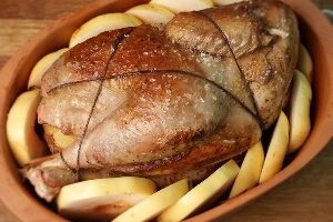 Курица запеченная в вине с айвой