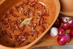 Курица запеченная в вине с айвой