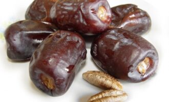 Салат с курицей, финиками и кукурузой