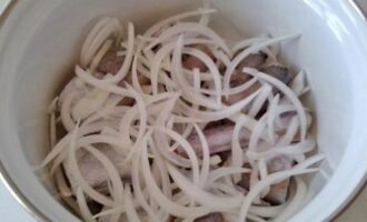 Запеченный минтай в молоке с луком