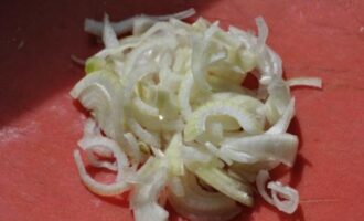Запеченный минтай в молоке с луком