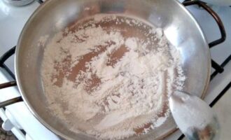 Запеченный минтай в молоке с луком