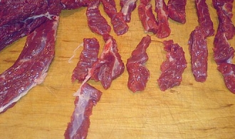 Гуляш с черносливом