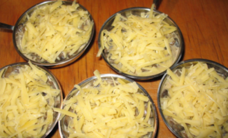 Жульены из шампиньонов с сырной корочкой: шаг за шагом