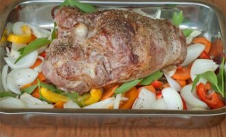 Баранина, запеченная с овощами в духовке