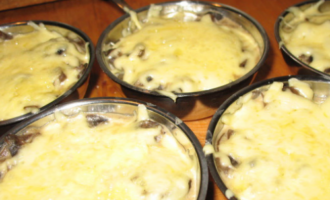 Жульены из шампиньонов с сырной корочкой: шаг за шагом