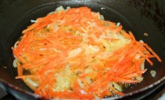 Поджарка из лука и моркови: вкусное дополнение к блюдам