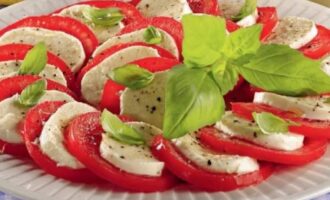 Как приготовить салат «Капрезе»: пошаговый рецепт с фото