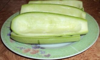 Кабачки фаршированные курицей и сыром