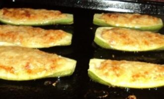 Кабачки фаршированные курицей и сыром