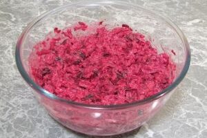 Салат из свеклы с черносливом и сметаной