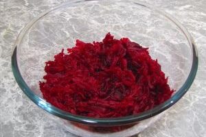 Салат из свеклы с черносливом и сметаной
