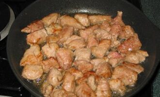 Рецепт свинины в горшочках с картофелем и грибами