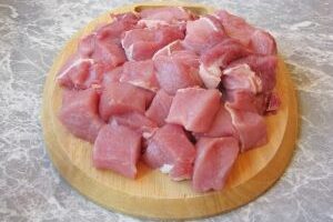 Рецепт свинины в горшочках с картофелем и грибами