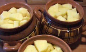 Рецепт свинины в горшочках с картофелем и грибами