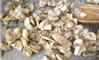 Молочный суп с курицей и грибами