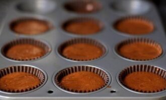 Классические шоколадные кексы с изюмом в алкогольной пропитке